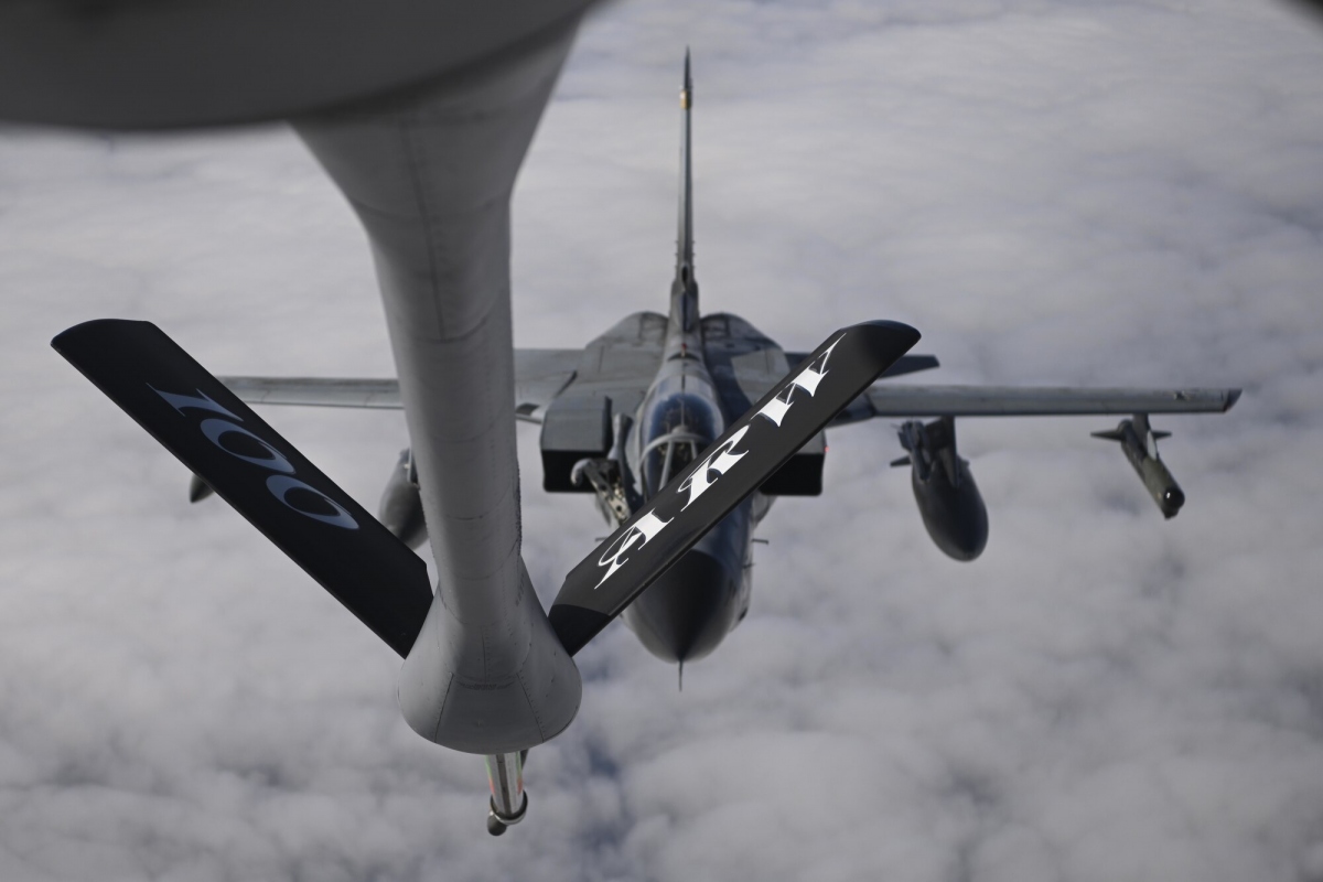 KC-135 của Mỹ tiếp liệu trên không cho chiến đấu cơ Tornado Đức